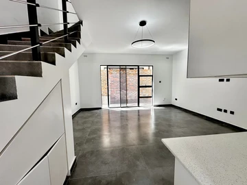 2 Bedroom Flat & Apartment