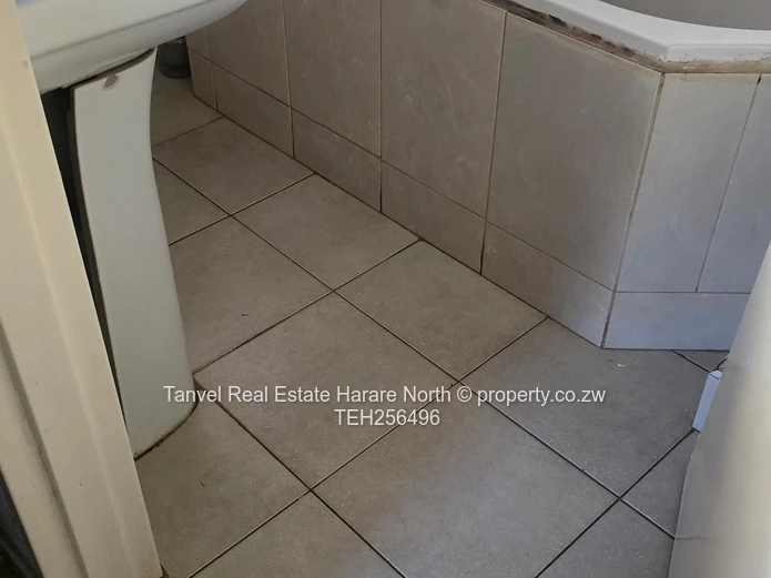 Madokero  house $1k - Neat 4 beds house main bed with ensuite bathroom, 3 bedrooms  have fitted ward