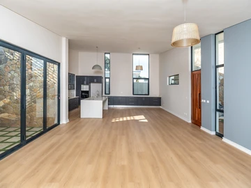 3 Bedroom Flat & Apartment