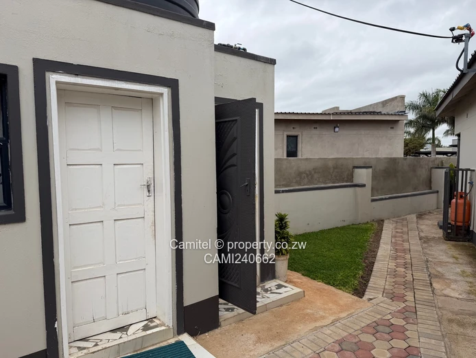 2 bed cluster in Arlington with borehole ,back up solar system 