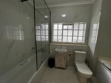 4 Bedroom Flat & Apartment