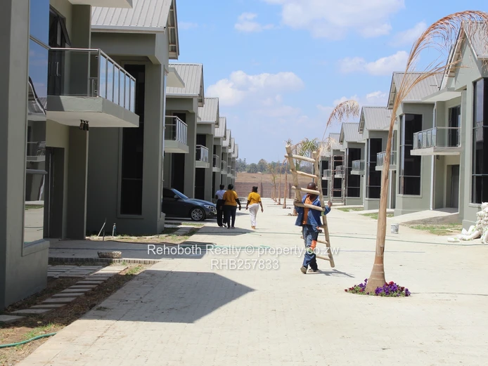 Contemporary 4-Bed Marlborough Flat with Borehole