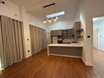 4 Bedroom Flat & Apartment