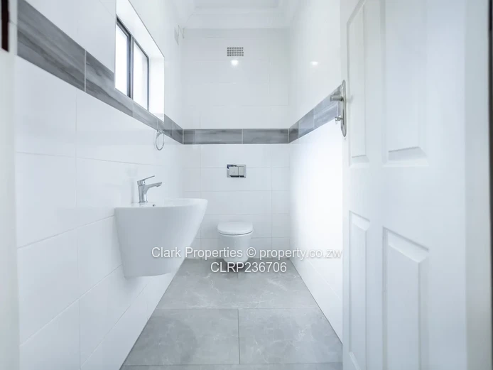 Stylish Family Home In Colne Valley!