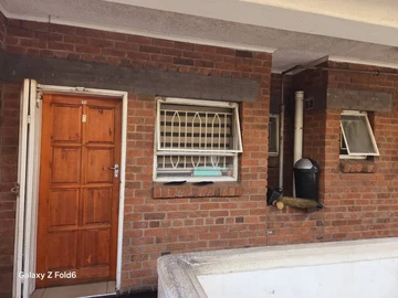 Charming Waneka Flat: 2-Bedroom Gem with Fitted Kitchen