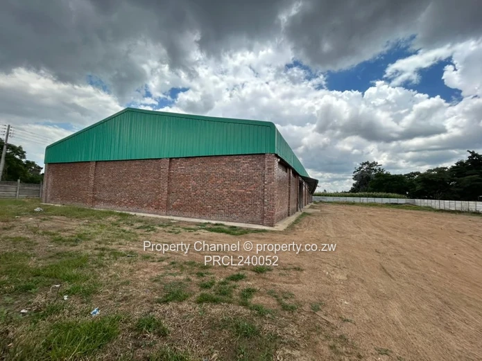 Prospect: 800m² Warehouse on 3000m² with Borehole