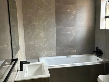 3 Bedroom Flat & Apartment