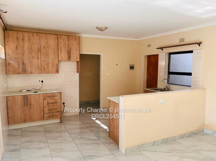 Modern 2-Bed Garden Flat: Built-in Wardrobe, Bath & Water Tank