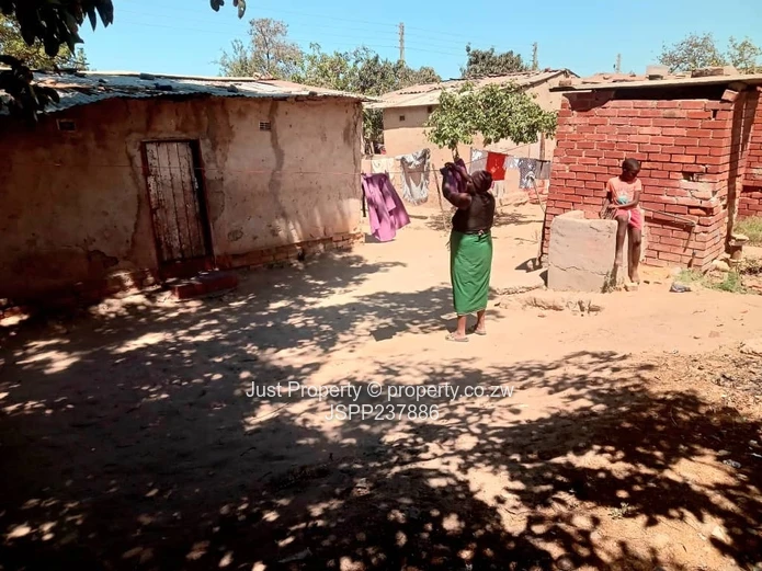 2-Bed House in Chitungwiza Renovators delight (Sole Mandate)