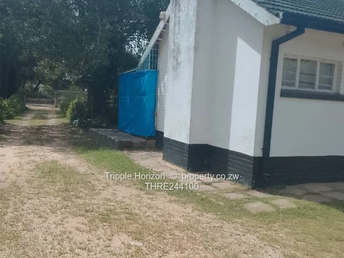 Chadcombe 3-Bed Family Home on 4000m² with 2 cottages& double Garage.