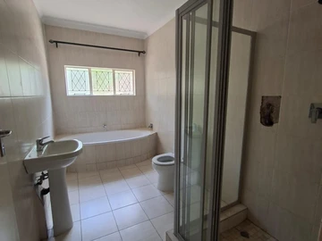 6 Bedroom Flat & Apartment