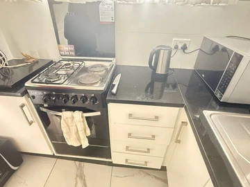 2 Bedroom Flat & Apartment