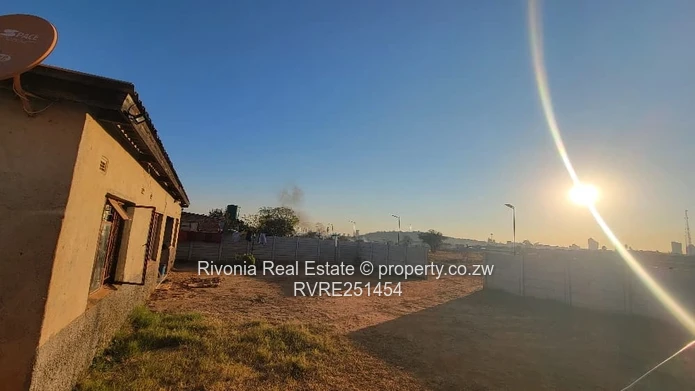 Walled 1-Bed cottage , Large Yard & City View in Arcadia (Sole Mandate)