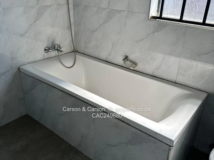 Modern 3-Bed Glaudina House - Fitted Kitchen & Built-ins
