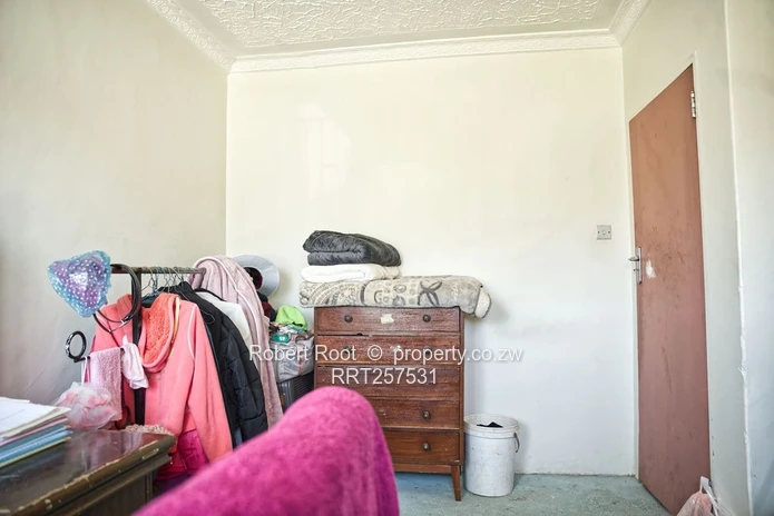 Spacious 3-Bed Damofalls Cottage on 1130 m² with Tank