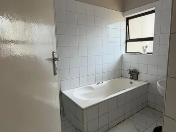 2 Bedroom Flat & Apartment