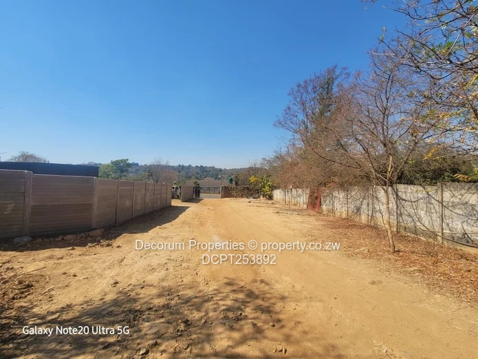 Glenlorne Kambanji stand with self contained 3 bedroomed cottage for sale (Sole Mandate)