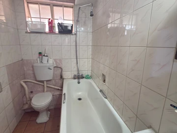 2 Bedroom Flat & Apartment