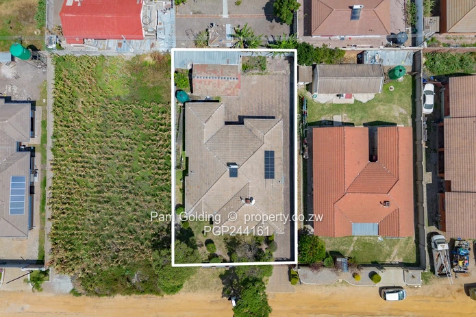 Charming Family Home In Zimre Park