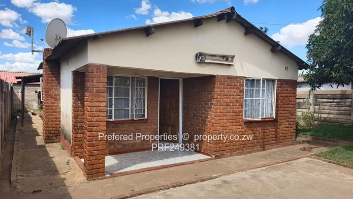 3-Bed Facebrick Home w/ Verandah & Walled Yard - Kambuzuma
