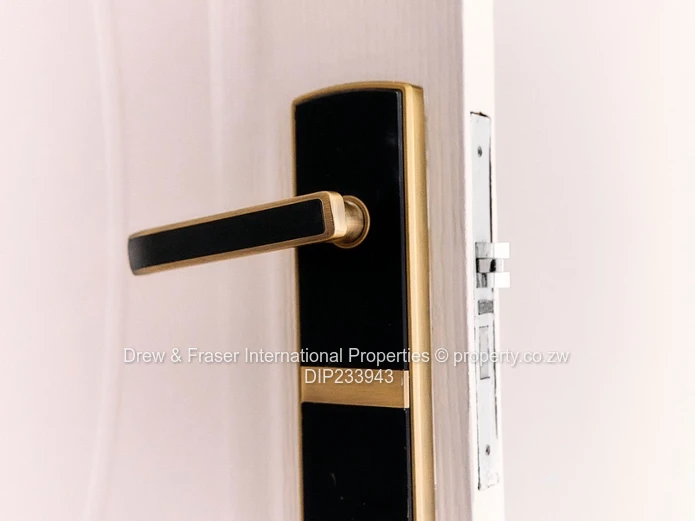 Modern 3-Bed Garden Flat with Borehole in Old Windsor