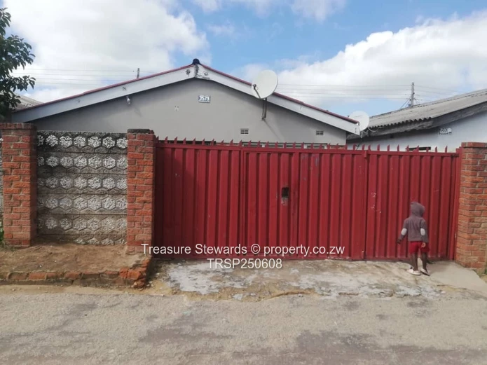 Walled 3-Bed Home with Red Gate & Verandah, Manyame Park
