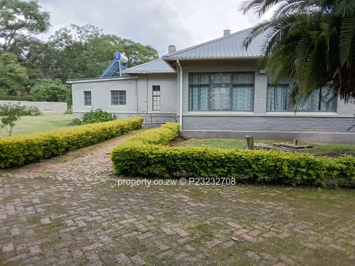 Newlands Office: 780m² with 10 Big Offices + a Conference Space on 6,100m² — Paved Drive & Borehole