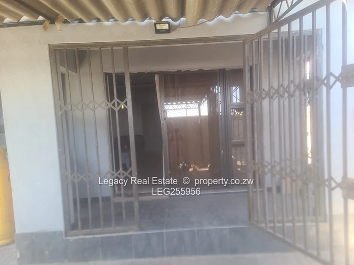 Renovated Budiriro 4BR with Borehole & Garage