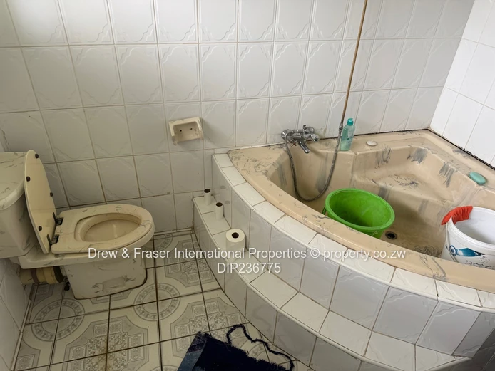 Cotswold Hills Mabelreign 3 beds House with a bedsitter cottage for sale $150k