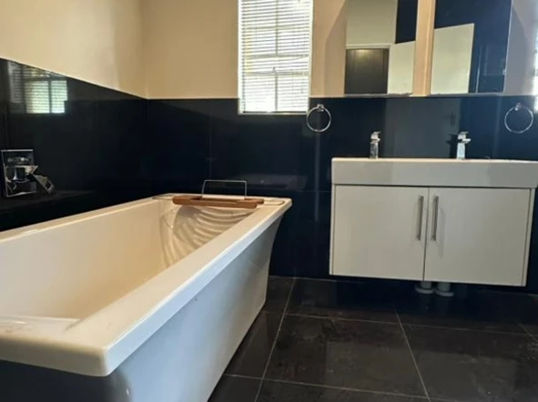 3 Bedroom Flat & Apartment