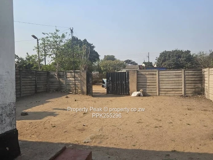 2-Bed Fixer-Upper with Large 380m² Yard in Mbare Deeds available
