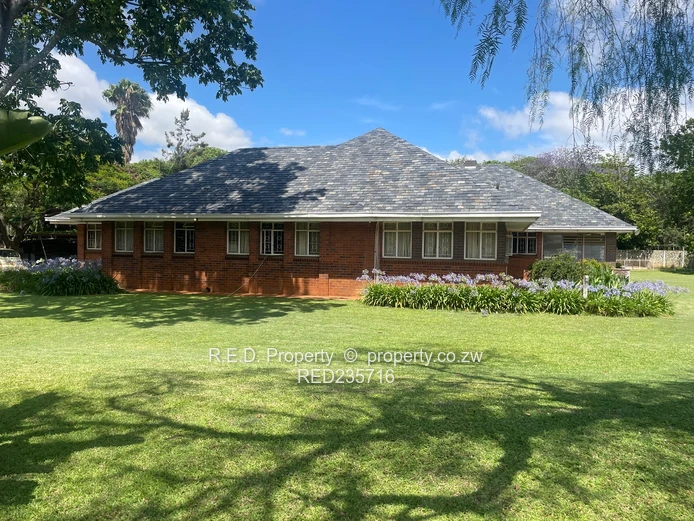 Spacious Family Living with Outdoor Leisure in the Suburbs