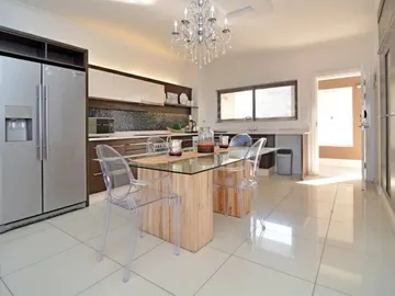 2 Bedroom Flat & Apartment