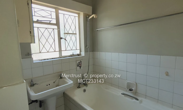 Neat simplex garden flat (Sole Mandate)