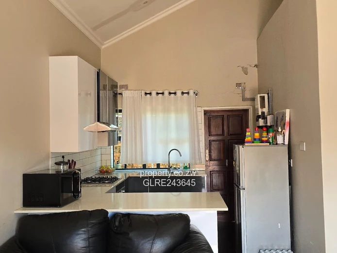 Open-Plan 2-Bed Flat Ashdown Park — Borehole & Yard