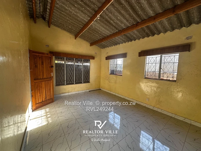 Warren Park 5-Bed Home - Walled, Garage & Garden