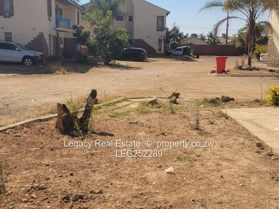 Secure Zimre Park 2-Bed: Fitted Kitchen & Bright Lounge