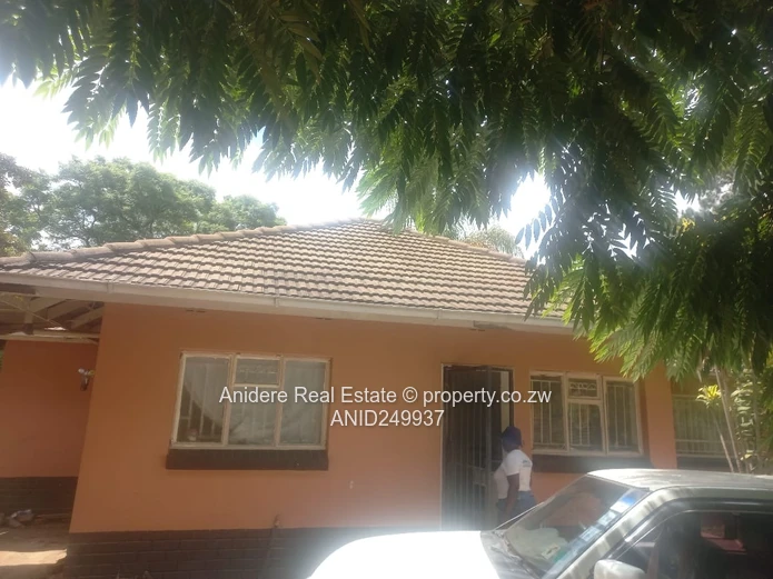 Greendale 4-Bed Home on 4395m² 