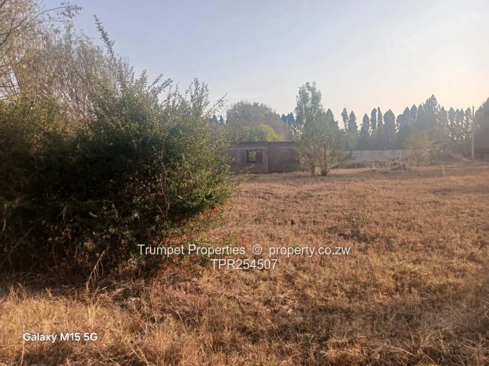 Borrowdale 2-bed Brick Shell on 1847m2, terms accepted (Sole Mandate)