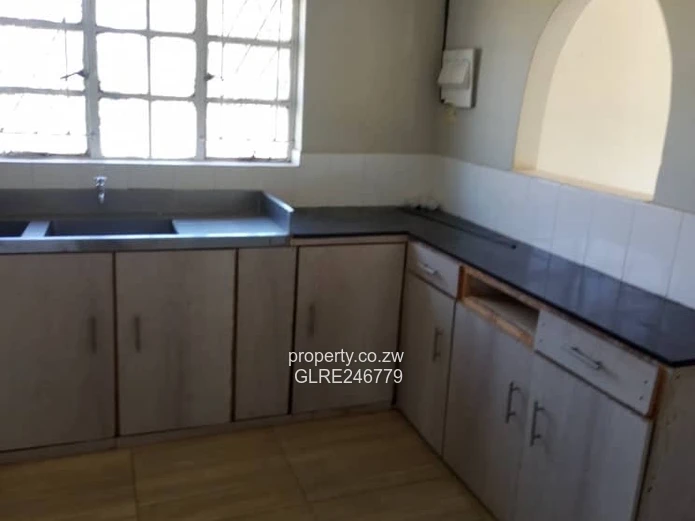 3-Bed Brick Cottage w/ Large Lawn & Borehole