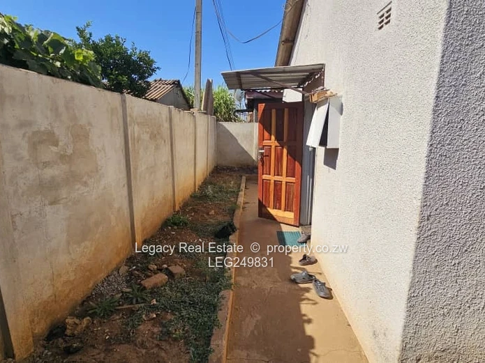 Cozy 3-Bed Walled Home in Kuwadzana - Verandah & Garden