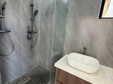 4 Bedroom Flat & Apartment