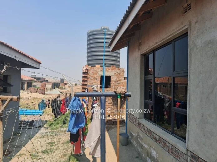 Glaudina 2-Bed Home - Borehole, Freestanding Tub & Stylish Dining