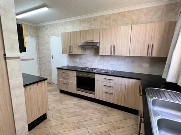 3 Bedroom Flat & Apartment