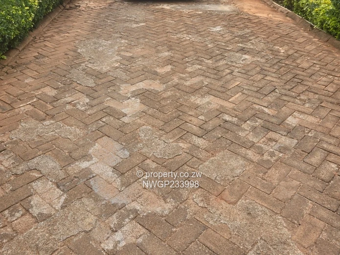 Montrose, Bulawayo South — 3-Bed House on 1600m² with Pool & Borehole