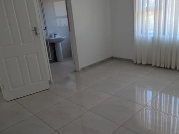 2 Bedroom Flat & Apartment