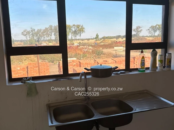 588m² Pomona Stand — Cottage, Tarred Roads & Water
