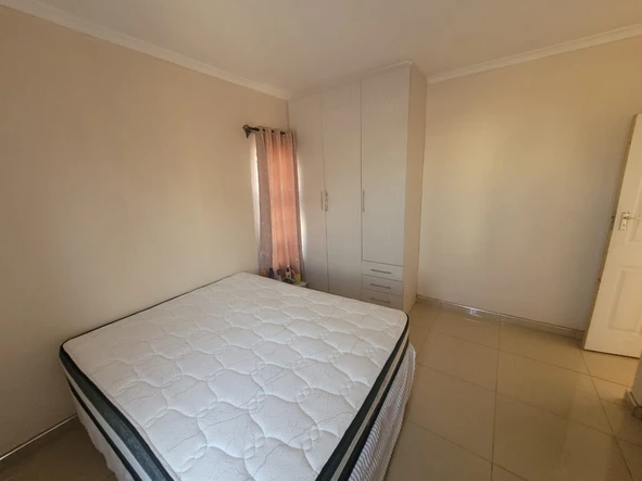2 Bedroom Flat & Apartment