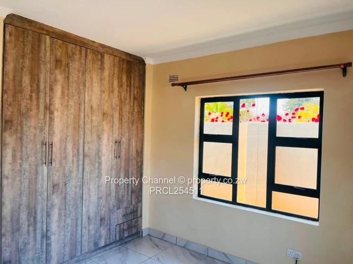 Modern 2-Bed Garden Flat: Built-in Wardrobe, Bath & Water Tank
