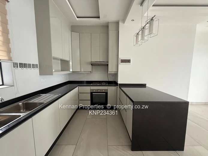 Modern Townhouse in secure Peakwood Village 